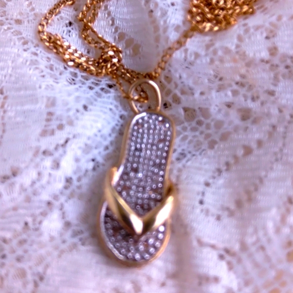 14 K Yellow GOLD TEN DIAMONDS INLAID SLIPPER ( FLIP FLOP ) PENDANT NECKLACE - Picture 2 of 6